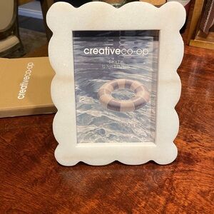 Creative Co-op Marble Scalloped Picture Frame